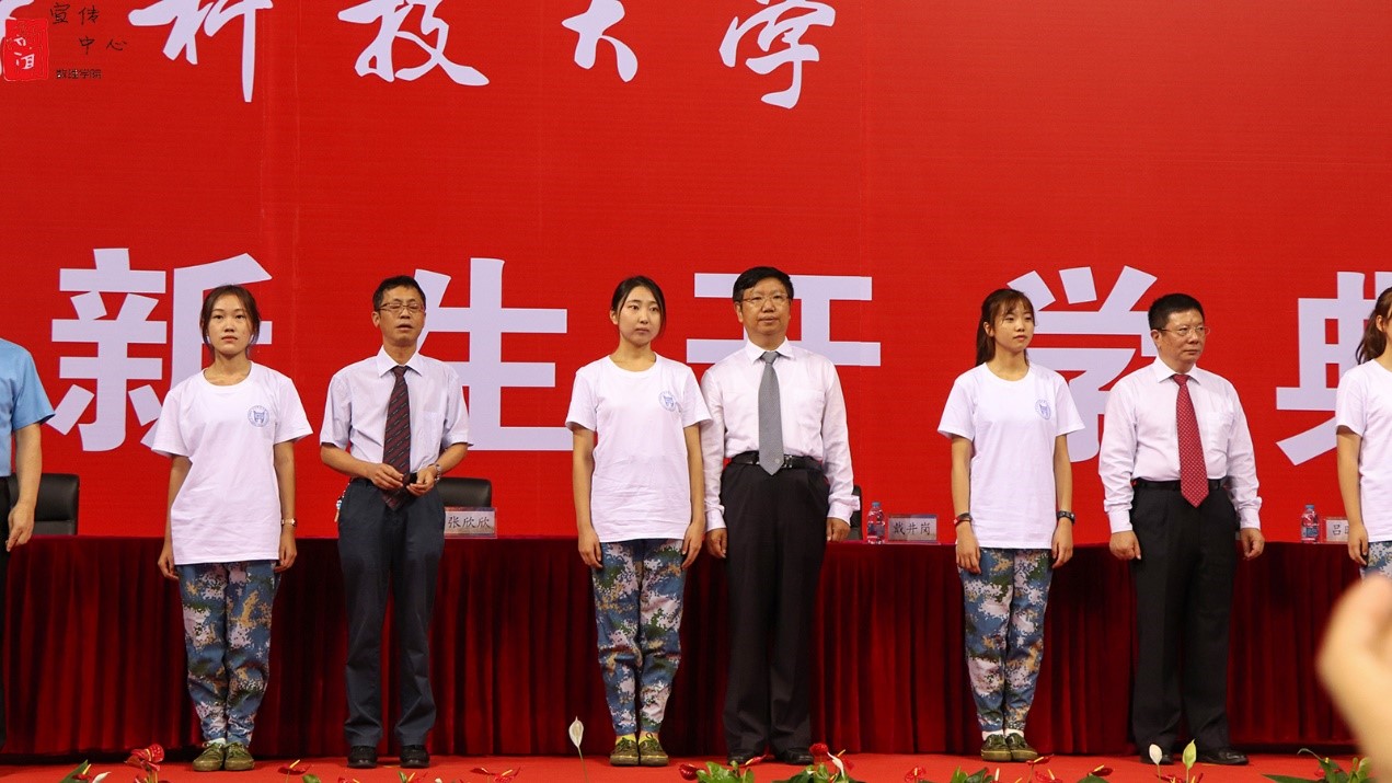 7099aaf9c2d82e4fb5295d8dfaf32c4a.jpg 新生开学典礼3.jpg