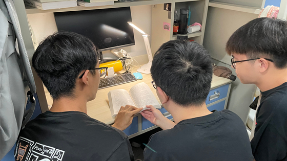 1f916dcc44fe044555fe5a0389ea6c1d.jpg 男生三人学习_副本.jpg